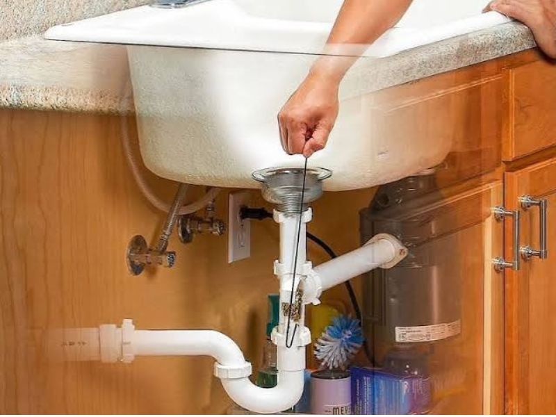 Có nên tự xử lý chậu rửa bát bị tắc tại nhà?