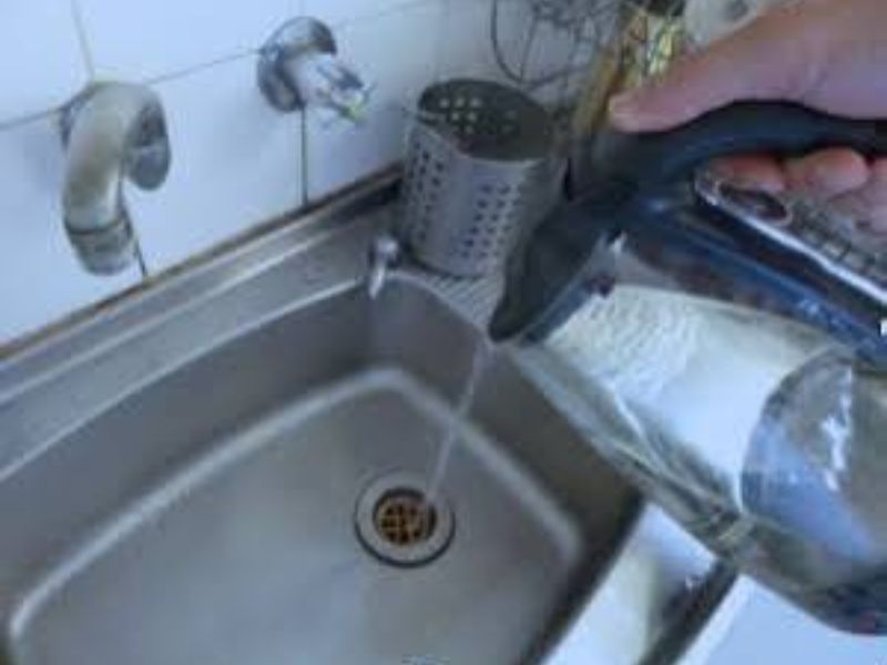 Vì sao chậu rửa bát thường bị tắc trở lại sau vài tháng?
