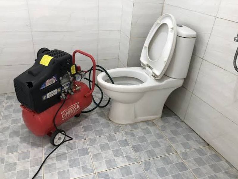 Quy trình xử lý khi bồn cầu tắc giấy không tự thông được